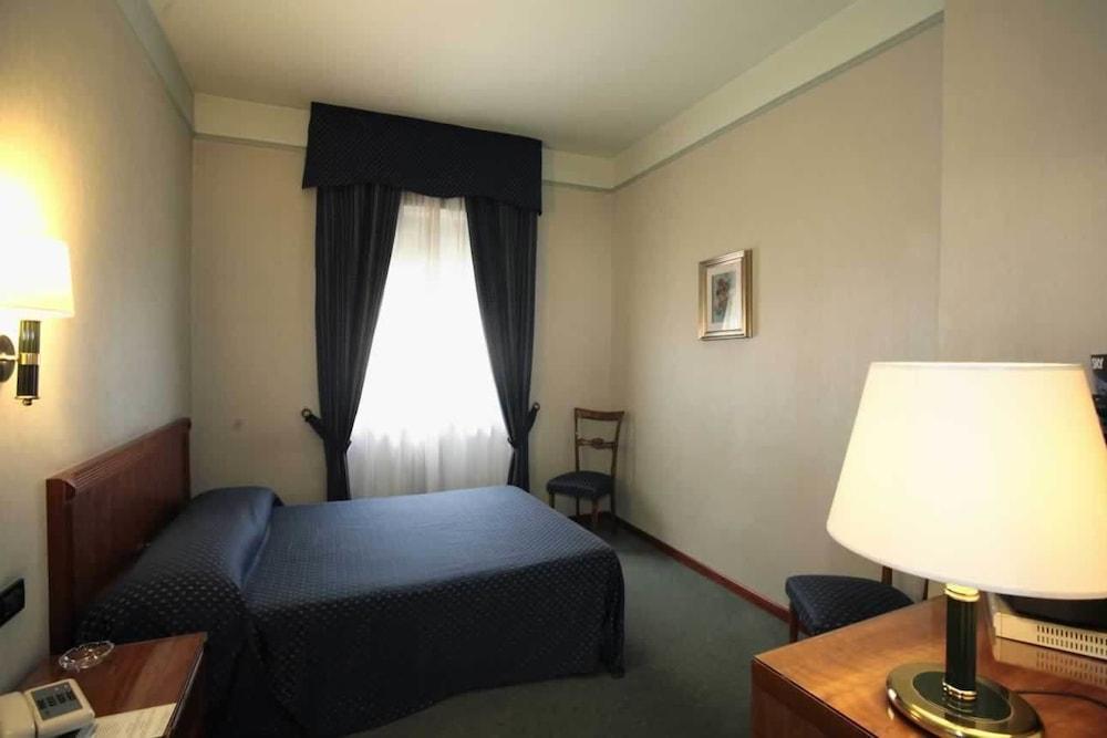 Hotel De Paris แตร์นี ภายนอก รูปภาพ