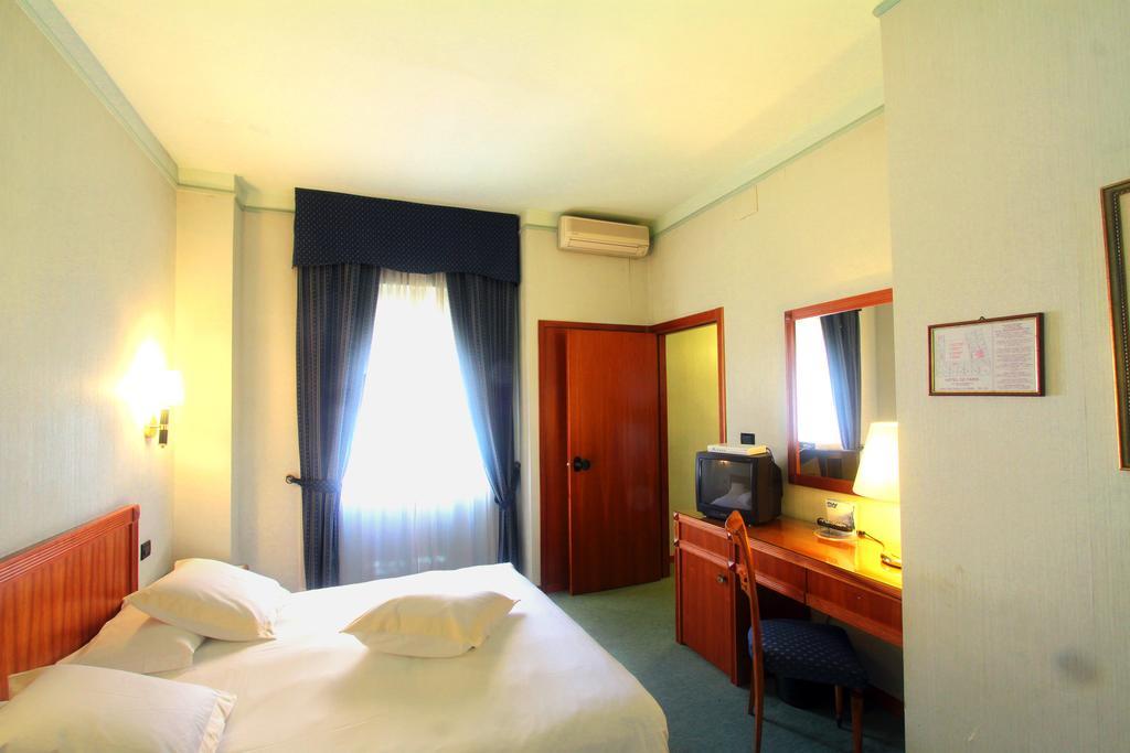 Hotel De Paris แตร์นี ภายนอก รูปภาพ