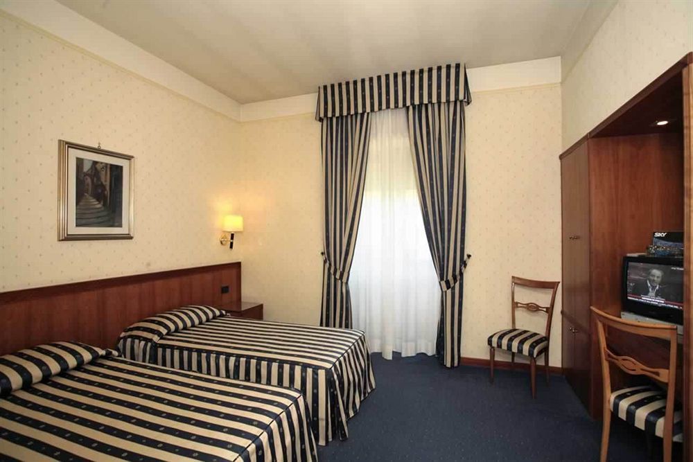 Hotel De Paris แตร์นี ภายนอก รูปภาพ